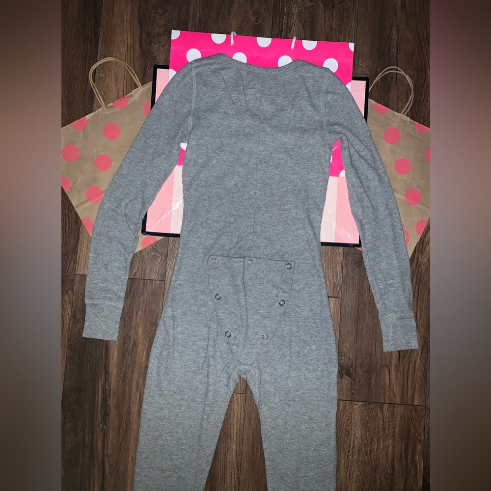 VS PINK SIZE XS HTF OLD SCHOOL ONE PIECE BUTT FLAP ONESIE SLEEPER. - Picture 9 of 10